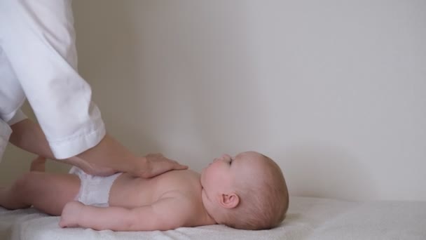 Médico Massagista Criança Criança Massagem Terapêutica Educação Física — Vídeo de Stock