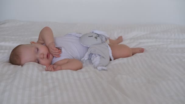 Een Klein Kind Slaapt Een Bed Wit Bedden Portret Van — Stockvideo
