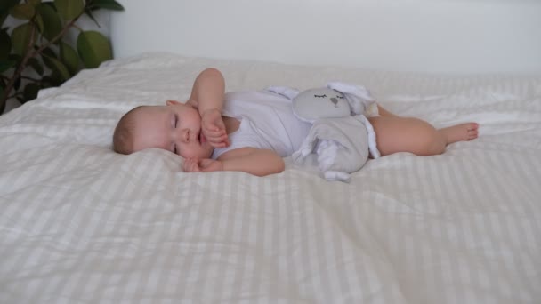 Ett Litet Barn Sover Säng Vitt Säng Porträtt Sovande Liten — Stockvideo
