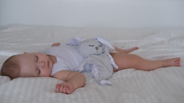 Een Klein Kind Slaapt Een Bed Wit Bedden Portret Van — Stockvideo