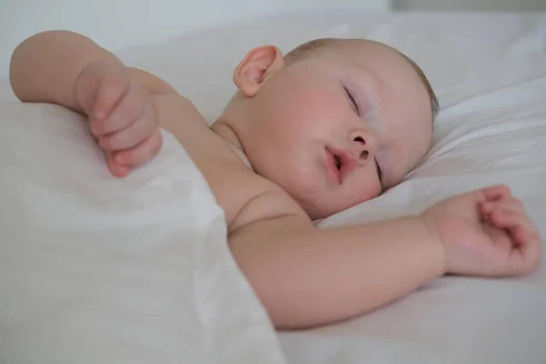 Bambino Piccolo Dorme Letto Lenzuola Bianche Ritratto Bambino Addormentato Sfondo — Foto Stock