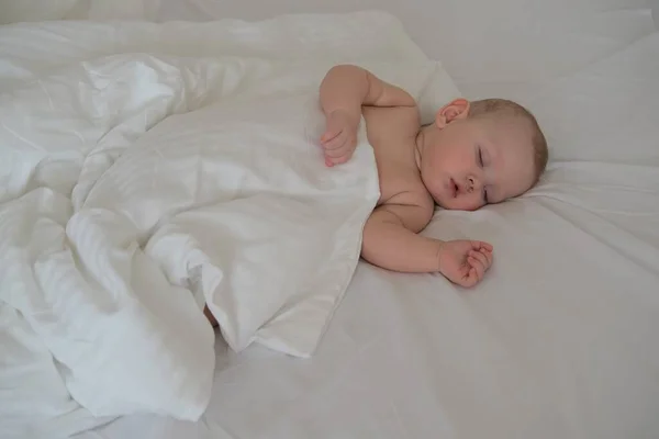 Petit Enfant Dort Dans Lit Sur Une Literie Blanche Portrait — Photo