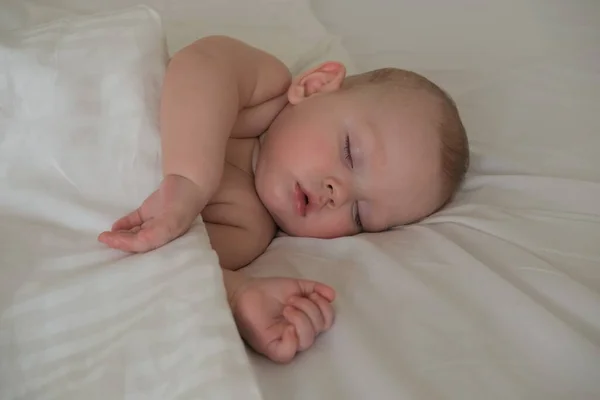 Petit Enfant Dort Dans Lit Sur Une Literie Blanche Portrait — Photo