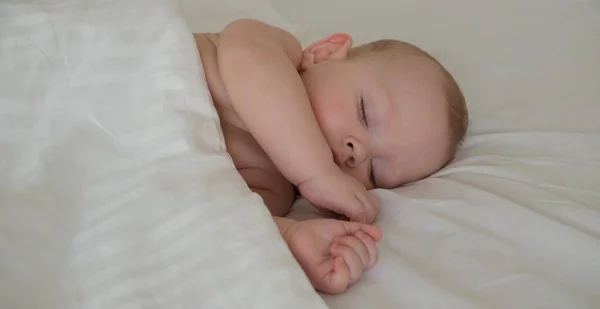 Ett Litet Barn Sover Vit Filt — Stockfoto