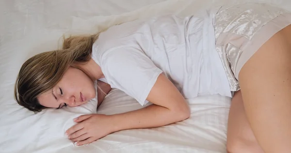Fiatal Gyönyörű Lány Fehér Ágyneműn Alszik Ágyban Női Közeli Portré — Stock Fotó