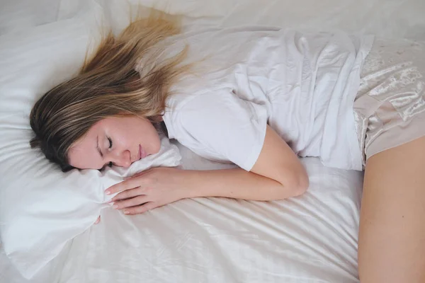 Genç Güzel Bir Kız Beyaz Bir Yatakta Uyuyor Kadın Portresi — Stok fotoğraf