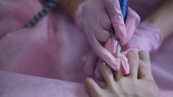 足のペディキュアを閉じます。医者の小児科医はハードウェアの絵を描く。爪の治療と病理学の概念. — ストック動画