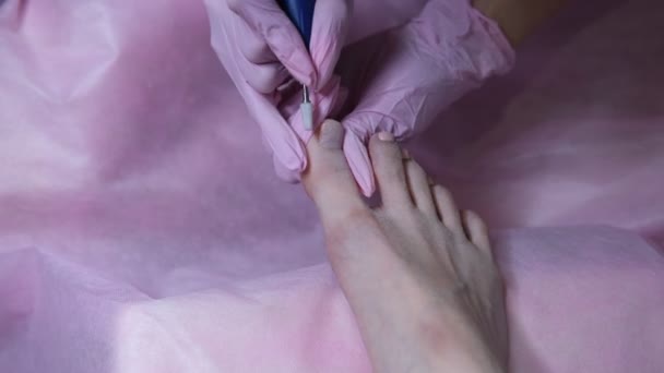 Pedicure pé de perto. O médico podólogo faz pedicure de hardware. Conceito de tratamento ungueal e podologia. — Vídeo de Stock