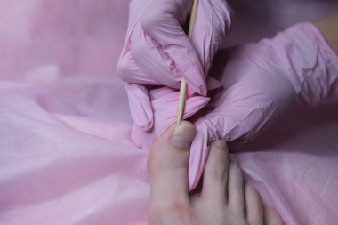  Elektrikli makinede profesyonel donanım pedikürü. Özel bir elektrikli aletle ayak soymak. SPA salonunda ayak bakımı.