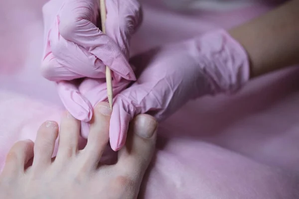 Pedicura de hardware profesional en una máquina eléctrica. Peeling de pies con un dispositivo eléctrico especial. Cuidado de los pies en el salón SPA. — Foto de Stock