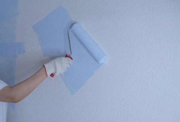 Young Woman Makes Repairs Apartment Paints Walls Blue — Stock Photo, Image