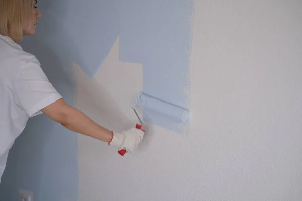 Young Woman Makes Repairs Apartment Paints Walls Blue — Stock Photo, Image