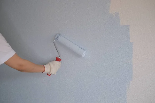 Young Woman Makes Repairs Apartment Paints Walls Blue — Stock Photo, Image