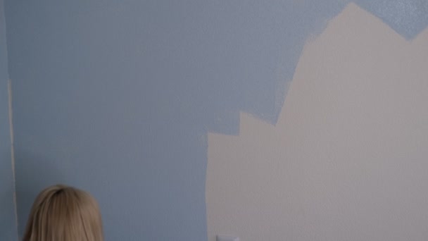 Una Donna Incinta Erge Contro Muro Bianco Accarezza Pancia Concetto — Video Stock
