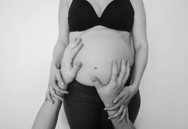 Męskie Ręce Brzuchu Ciężarnej Kobiety Rodzina Koncepcyjna Ciąża — Zdjęcie stockowe