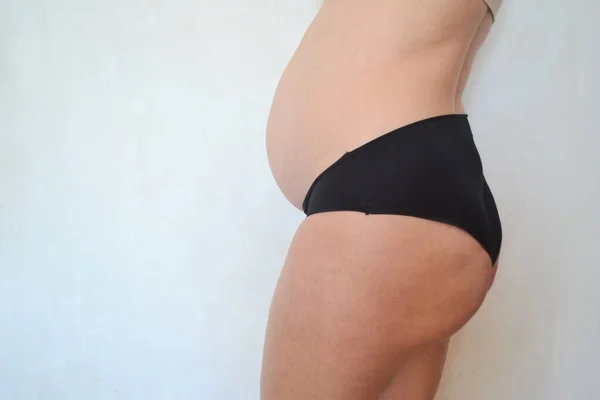 Une Femme Enceinte Lingerie Dresse Sur Fond Mur Blanc Caresse — Photo