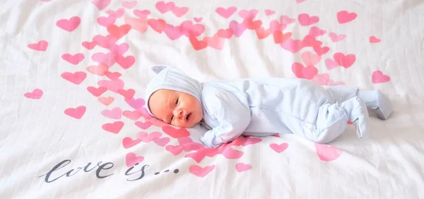 Newborn Baby Lies Bed White Blanket Red Hearts — Stock Photo, Image