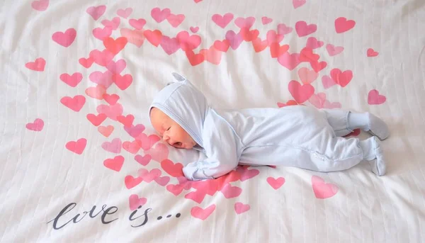 Newborn Baby Lies Bed White Blanket Red Hearts — Stock Photo, Image