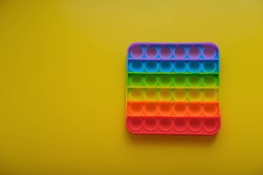  Çocuklar ve yetişkinler için yeni duyusal anti-stres oyuncağı. Renkli arkaplana yerleştir.