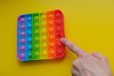  Çocuklar ve yetişkinler için yeni duyusal anti-stres oyuncağı. Renkli arkaplana yerleştir.
