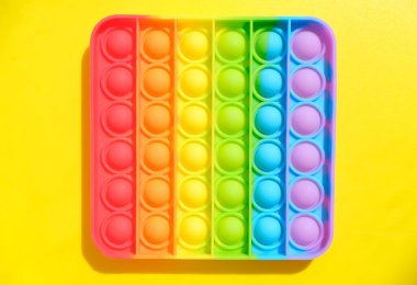  Çocuklar ve yetişkinler için yeni duyusal anti-stres oyuncağı. Renkli arkaplana yerleştir.