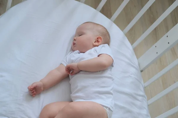 小宝宝睡在婴儿床里的特写 — 图库照片