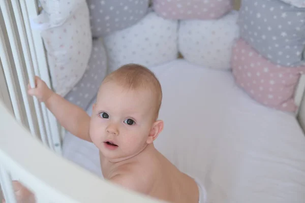 Närbild Ett Litet Barn Som Står Babysäng Barnet Vill Inte — Stockfoto