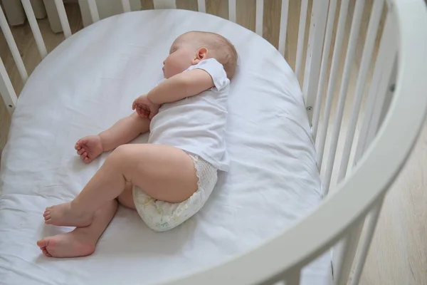Közelkép Egy Alvó Kisbabáról Egy Kiságyban Kiváló Minőségű Fénykép Jogdíjmentes Stock Fotók