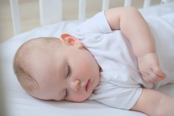 Közelkép Egy Kis Alvó Csecsemőről Egy Kiságyban Stock Kép