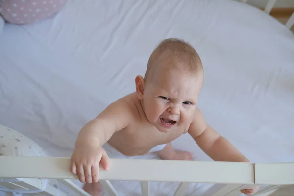 Close Uma Criança Pequena Berço Criança Não Quer Dormir Cama — Fotografia de Stock