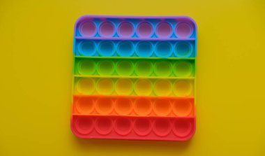  Çocuklar ve yetişkinler için yeni duyusal anti-stres oyuncağı. Renkli arkaplana yerleştir.. 