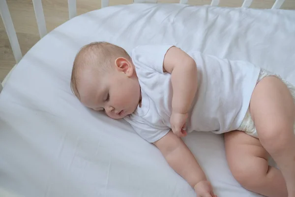 Foto Close Dari Bayi Kecil Yang Sedang Tidur Tempat Tidur — Stok Foto