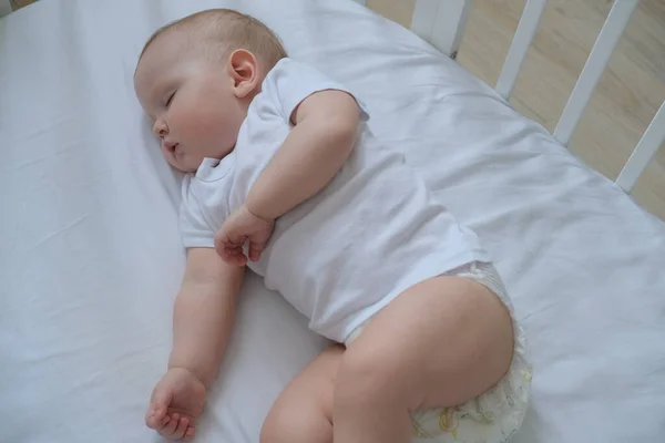 Foto Close Dari Bayi Kecil Yang Sedang Tidur Tempat Tidur — Stok Foto