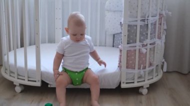 Çocuk oyun parkında durmayı öğreniyor. Çocuk çocuk oyun parkında oynuyor..