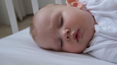 Çocuk oyun parkında durmayı öğreniyor. Çocuk çocuk oyun parkında oynuyor..