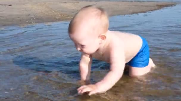 Malé dítě se koupe v Bílém moři. — Stock video