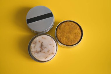 Yeniden kullanılabilir alüminyum kavanozlarda katı şampuan ve sabunlar..