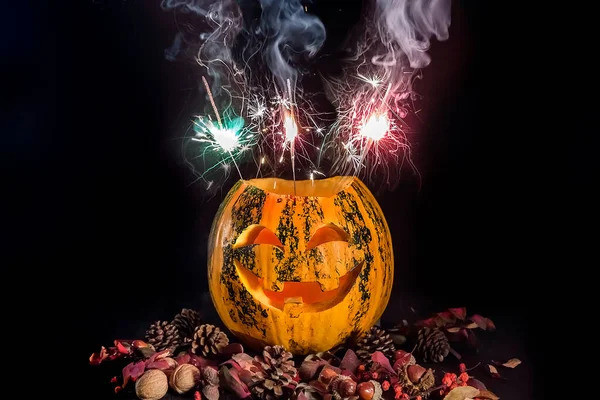 Cadılar Bayramı Için Oyulmuş Balkabakları Jack Kafası Masanın Üstünde Balkabağında — Stok fotoğraf