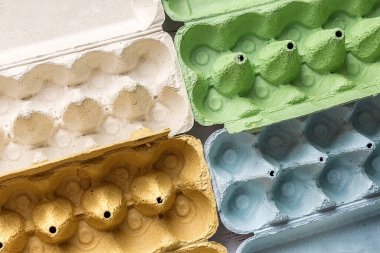 Farklı renklerde tavuk yumurtaları için kıvrımlı ambalaj. Çevre dostu ambalaj. Boşluğu kopyala