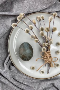 Tabakta boyanmış yumurtalarla Paskalya resmi. Söğüt dalı. Paskalya 'nın asgari konsepti. Yazı için yeri olan bir Paskalya kartı..