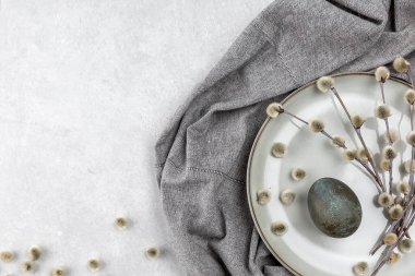 Tabakta boyanmış yumurtalarla Paskalya resmi. Söğüt dalı. Paskalya 'nın asgari konsepti. Yazı için yeri olan bir Paskalya kartı..