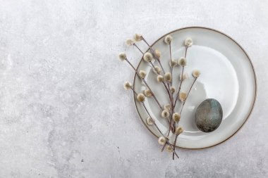 Tabakta boyanmış yumurtalarla Paskalya resmi. Söğüt dalı. Paskalya 'nın asgari konsepti. Yazı için yeri olan bir Paskalya kartı..