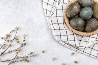 Tabakta boyanmış yumurtalarla Paskalya resmi. Söğüt dalı. Paskalya 'nın asgari konsepti. Yazı için yeri olan bir Paskalya kartı..