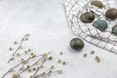 Tabakta boyanmış yumurtalarla Paskalya resmi. Söğüt dalı. Paskalya 'nın asgari konsepti. Yazı için yeri olan bir Paskalya kartı..