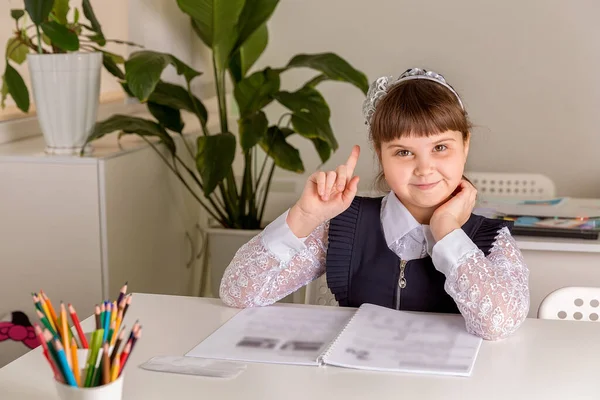 Eine Schülerin Sitzt Einem Schreibtisch Klassenzimmer Und Liest Ein Buch — Stockfoto