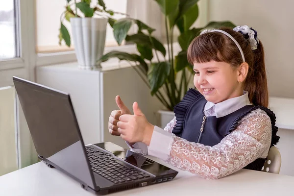 Kız Bilgisayar Dizüstü Bilgisayarla Öğreniyor Iletişim Kuruyor Konuşuyor Okul Konseptine — Stok fotoğraf