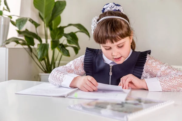 Eine Schülerin Sitzt Einem Schreibtisch Klassenzimmer Und Liest Ein Buch — Stockfoto