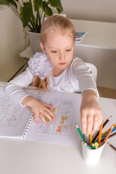 Bir Kız Öğrenci Sınıftaki Bir Masada Oturuyor Kalemlerle Bir Resim — Stok fotoğraf
