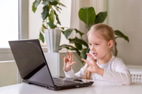Menina Aprende Comunica Fala Através Computador Laptop — Fotografia de Stock