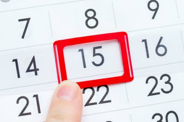 Adam tarihini işaret ediyor ve takvim de ayın 15 'i, yakın plan. Son teslim tarihi